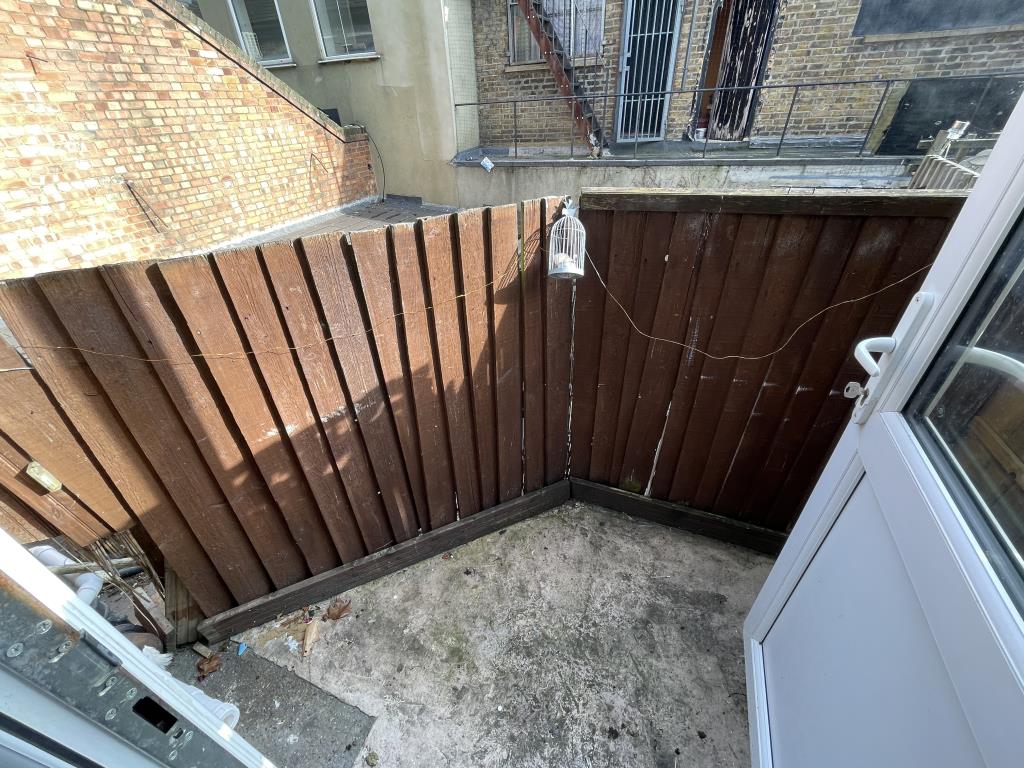 Lot: 87 - VACANT FLAT FOR INVESTMENT IN TOWN CENTRE LOCATION - Image of outside terrace in first floor flat by auction SE9